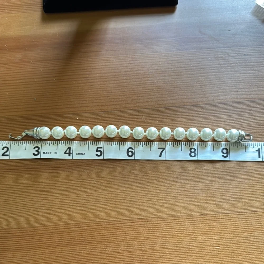 Elegant White Pearl Bracelet with Lustrous Sheen
